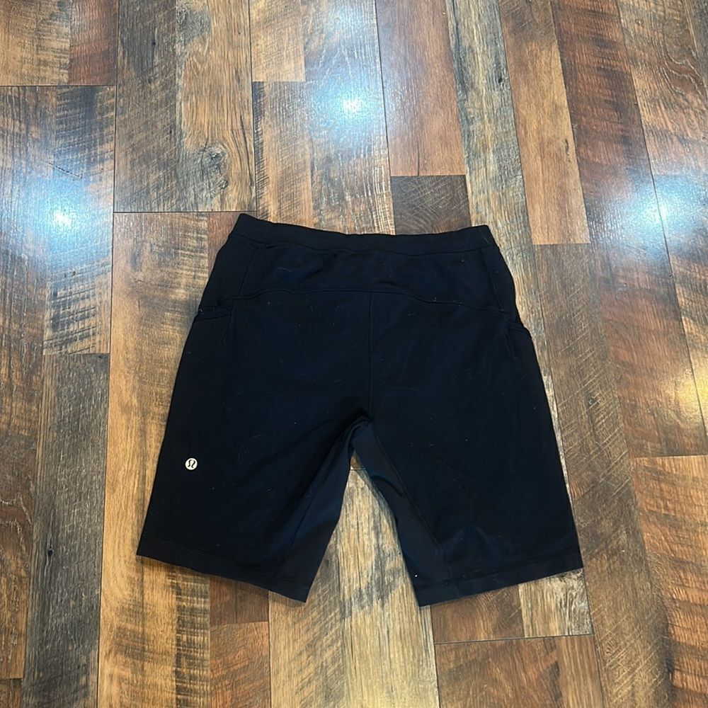 Lululemon shorts 8 (5200A) - Picture 2 of 3